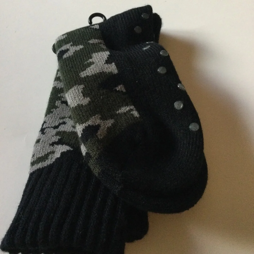 NORDSTROM MENS SOCKS WITH GRIPPER SOLES GREEN HUNTER CAMO PRINT OS REGULAR NWT